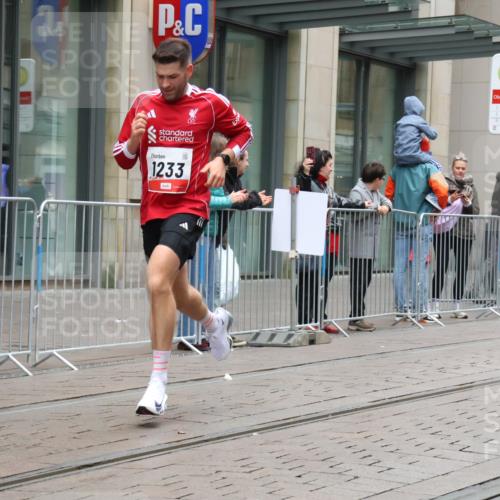 05.10.2025 - 20. swb-Marathon Bremen Strokosch-Dieckow http://msf.ph/oto/9287273 05.10.2025 12:20:48 Ziel 282, 1233, 282, 1233 meine-sportfotos.de