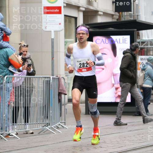 05.10.2025 - 20. swb-Marathon Bremen Strokosch-Dieckow http://msf.ph/oto/9287280 05.10.2025 12:20:50 Ziel 282, 680, 1233, 282, 680, 1233 meine-sportfotos.de