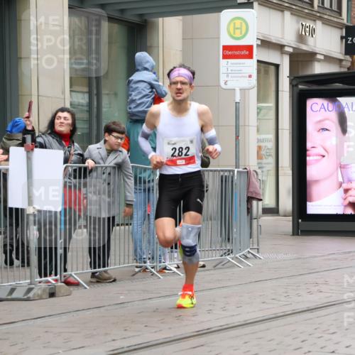 05.10.2025 - 20. swb-Marathon Bremen Strokosch-Dieckow http://msf.ph/oto/9287298 05.10.2025 12:20:51 Ziel 282, 680, 1233, 282, 680, 1233 meine-sportfotos.de