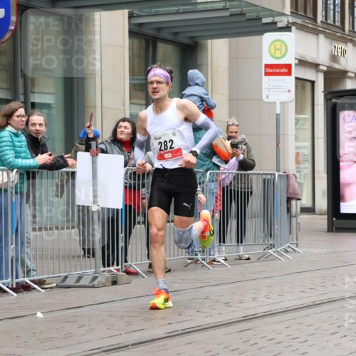 05.10.2025 - 20. swb-Marathon Bremen Strokosch-Dieckow http://msf.ph/oto/9287307 05.10.2025 12:20:51 Ziel 282, 680, 1233, 282, 680, 1233 meine-sportfotos.de
