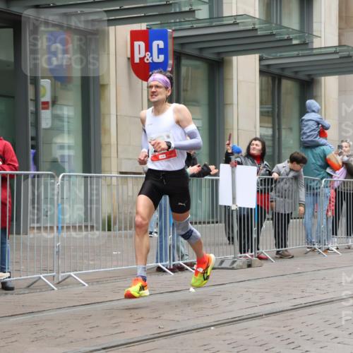 05.10.2025 - 20. swb-Marathon Bremen Strokosch-Dieckow http://msf.ph/oto/9287323 05.10.2025 12:20:51 Ziel 282, 680, 1233, 282, 680, 1233 meine-sportfotos.de
