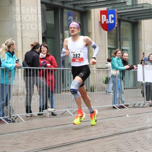 05.10.2025 - 20. swb-Marathon Bremen Strokosch-Dieckow http://msf.ph/oto/9287333 05.10.2025 12:20:52 Ziel 282, 680, 282, 680 meine-sportfotos.de