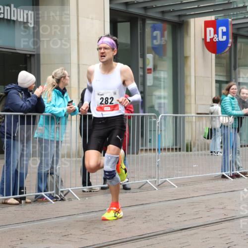 05.10.2025 - 20. swb-Marathon Bremen Strokosch-Dieckow http://msf.ph/oto/9287344 05.10.2025 12:20:52 Ziel 282, 680, 282, 680 meine-sportfotos.de