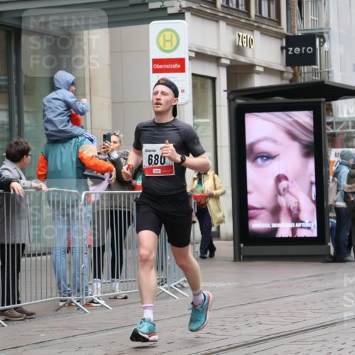 05.10.2025 - 20. swb-Marathon Bremen Strokosch-Dieckow http://msf.ph/oto/9287354 05.10.2025 12:21:10 Ziel 680, 680 meine-sportfotos.de