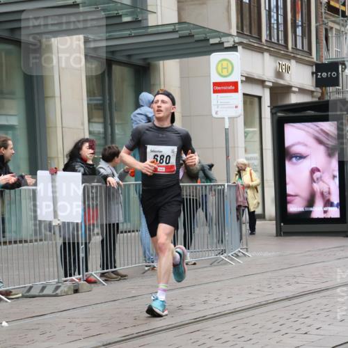 05.10.2025 - 20. swb-Marathon Bremen Strokosch-Dieckow http://msf.ph/oto/9287364 05.10.2025 12:21:11 Ziel 680, 680 meine-sportfotos.de