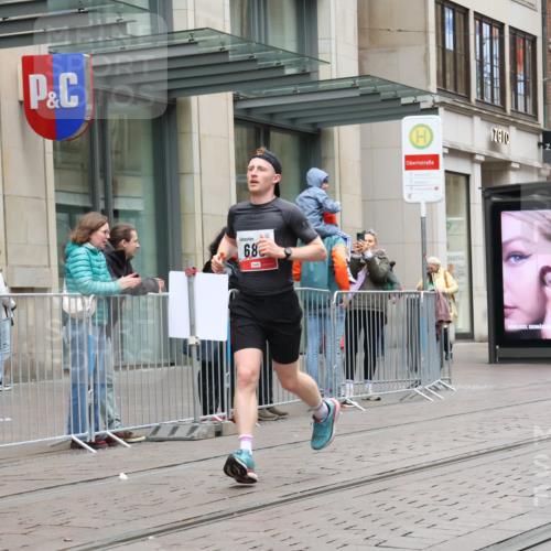 05.10.2025 - 20. swb-Marathon Bremen Strokosch-Dieckow http://msf.ph/oto/9287373 05.10.2025 12:21:11 Ziel 680, 680 meine-sportfotos.de