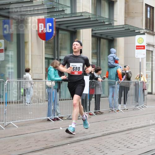 05.10.2025 - 20. swb-Marathon Bremen Strokosch-Dieckow http://msf.ph/oto/9287383 05.10.2025 12:21:11 Ziel 680, 680 meine-sportfotos.de