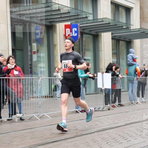 05.10.2025 - 20. swb-Marathon Bremen Strokosch-Dieckow http://msf.ph/oto/9287390 05.10.2025 12:21:12 Ziel 680, 680 meine-sportfotos.de