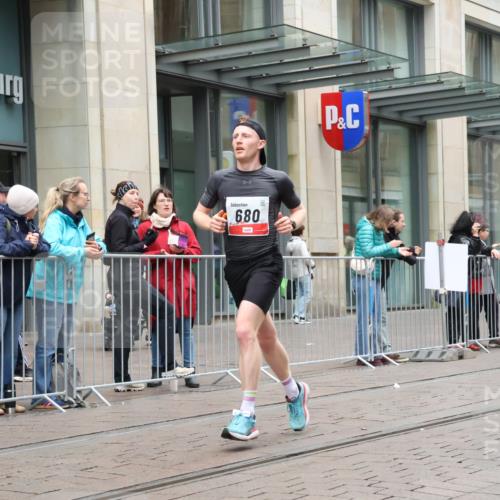 05.10.2025 - 20. swb-Marathon Bremen Strokosch-Dieckow http://msf.ph/oto/9287400 05.10.2025 12:21:12 Ziel 680, 680 meine-sportfotos.de