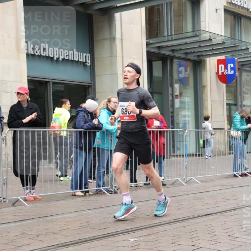 05.10.2025 - 20. swb-Marathon Bremen Strokosch-Dieckow http://msf.ph/oto/9287411 05.10.2025 12:21:12 Ziel 680, 680 meine-sportfotos.de
