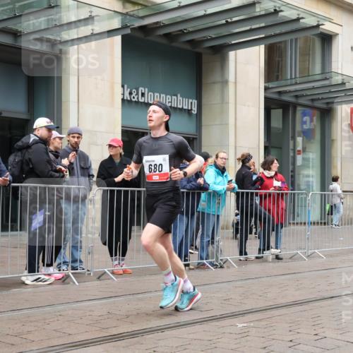05.10.2025 - 20. swb-Marathon Bremen Strokosch-Dieckow http://msf.ph/oto/9287423 05.10.2025 12:21:12 Ziel 680, 680 meine-sportfotos.de