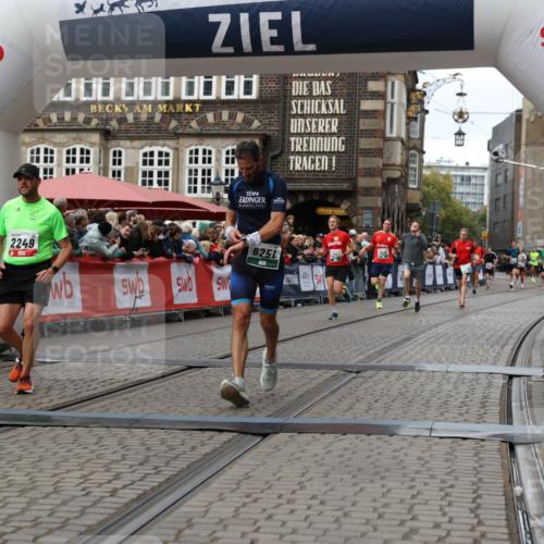 05.10.2025 - 20. swb-Marathon Bremen Yannick Fuchs http://msf.ph/oto/9287436 05.10.2025 13:05:47 Ziel 1307, 2249, 2988, 4255, 6251, 8923 meine-sportfotos.de