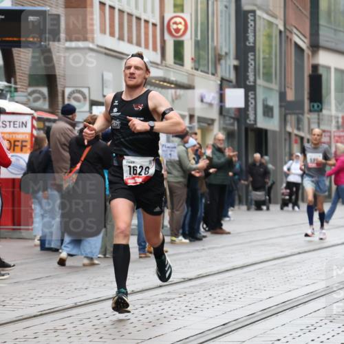 05.10.2025 - 20. swb-Marathon Bremen Strokosch-Dieckow http://msf.ph/oto/9287444 05.10.2025 12:21:35 Ziel 485, 594, 1628, 485, 594, 1628 meine-sportfotos.de