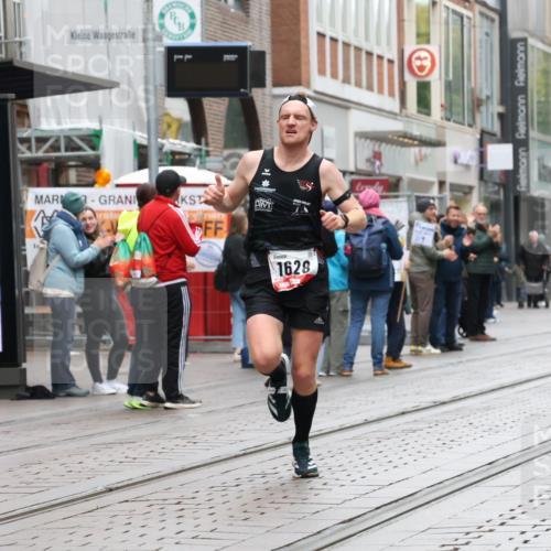 05.10.2025 - 20. swb-Marathon Bremen Strokosch-Dieckow http://msf.ph/oto/9287455 05.10.2025 12:21:35 Ziel 485, 594, 1628, 485, 594, 1628 meine-sportfotos.de