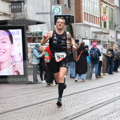 05.10.2025 - 20. swb-Marathon Bremen Strokosch-Dieckow http://msf.ph/oto/9287463 05.10.2025 12:21:36 Ziel 485, 594, 1628, 485, 594, 1628 meine-sportfotos.de