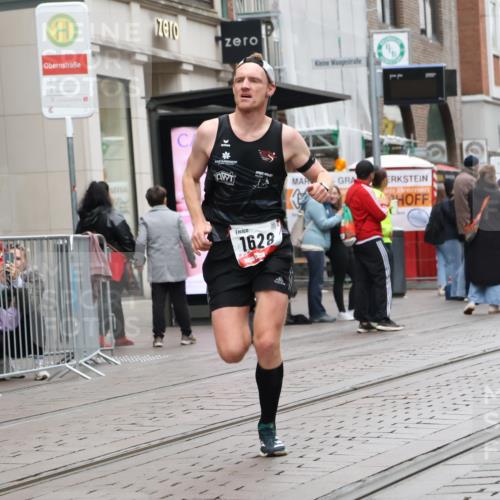 05.10.2025 - 20. swb-Marathon Bremen Strokosch-Dieckow http://msf.ph/oto/9287486 05.10.2025 12:21:36 Ziel 485, 594, 1628, 485, 594, 1628 meine-sportfotos.de