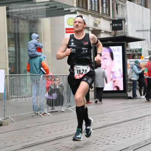 05.10.2025 - 20. swb-Marathon Bremen Strokosch-Dieckow http://msf.ph/oto/9287501 05.10.2025 12:21:37 Ziel 485, 594, 1628, 485, 594, 1628 meine-sportfotos.de