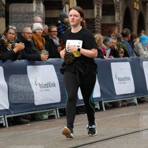05.10.2025 - 20. swb-Marathon Bremen Strokosch-Dieckow http://msf.ph/oto/9287559 05.10.2025 11:20:10 Ziel 9323, 9408 meine-sportfotos.de