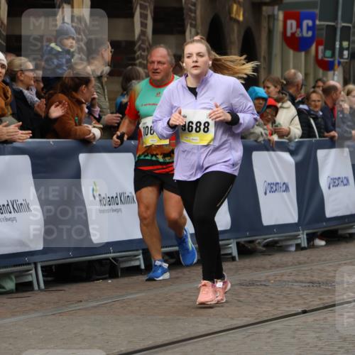 05.10.2025 - 20. swb-Marathon Bremen Strokosch-Dieckow http://msf.ph/oto/9287587 05.10.2025 11:20:15 Ziel 9323, 9688, 10613 meine-sportfotos.de