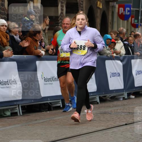 05.10.2025 - 20. swb-Marathon Bremen Strokosch-Dieckow http://msf.ph/oto/9287606 05.10.2025 11:20:15 Ziel 9323, 9688, 10613 meine-sportfotos.de