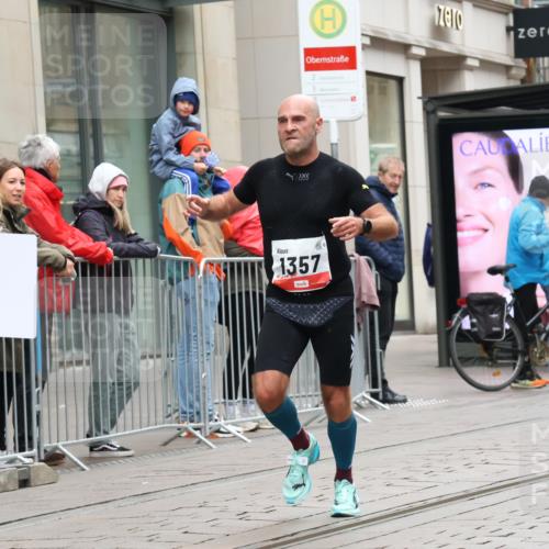 05.10.2025 - 20. swb-Marathon Bremen Strokosch-Dieckow http://msf.ph/oto/9287608 05.10.2025 12:24:48 Ziel 784, 1357, 784, 1357 meine-sportfotos.de