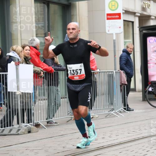 05.10.2025 - 20. swb-Marathon Bremen Strokosch-Dieckow http://msf.ph/oto/9287617 05.10.2025 12:24:48 Ziel 784, 1357, 784, 1357 meine-sportfotos.de