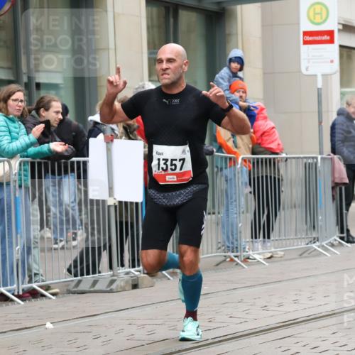 05.10.2025 - 20. swb-Marathon Bremen Strokosch-Dieckow http://msf.ph/oto/9287624 05.10.2025 12:24:48 Ziel 784, 1357, 784, 1357 meine-sportfotos.de