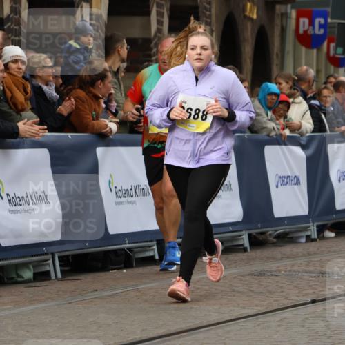 05.10.2025 - 20. swb-Marathon Bremen Strokosch-Dieckow http://msf.ph/oto/9287634 05.10.2025 11:20:16 Ziel 9323, 9688, 10613 meine-sportfotos.de