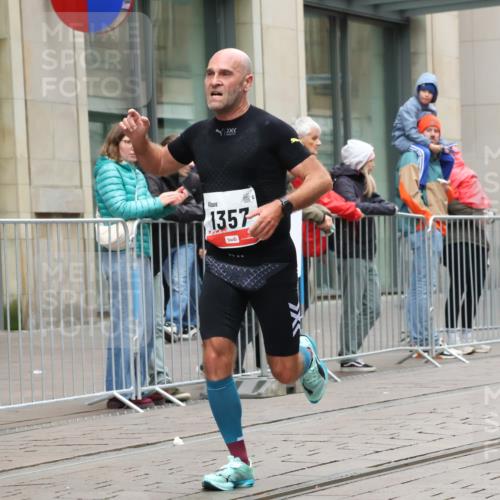 05.10.2025 - 20. swb-Marathon Bremen Strokosch-Dieckow http://msf.ph/oto/9287637 05.10.2025 12:24:48 Ziel 784, 1357, 784, 1357 meine-sportfotos.de