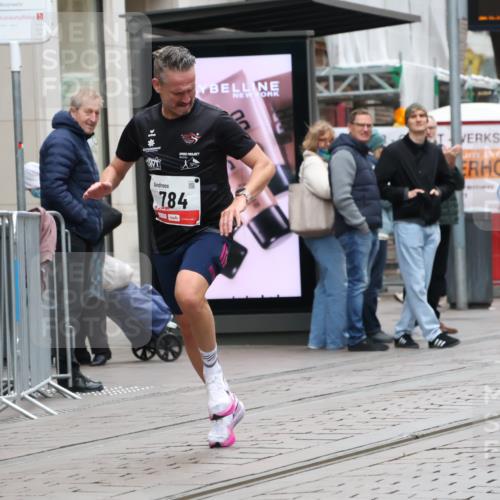 05.10.2025 - 20. swb-Marathon Bremen Strokosch-Dieckow http://msf.ph/oto/9287666 05.10.2025 12:25:07 Ziel 784, 784 meine-sportfotos.de