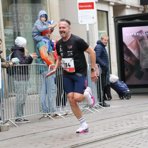 05.10.2025 - 20. swb-Marathon Bremen Strokosch-Dieckow http://msf.ph/oto/9287676 05.10.2025 12:25:07 Ziel 784, 784 meine-sportfotos.de