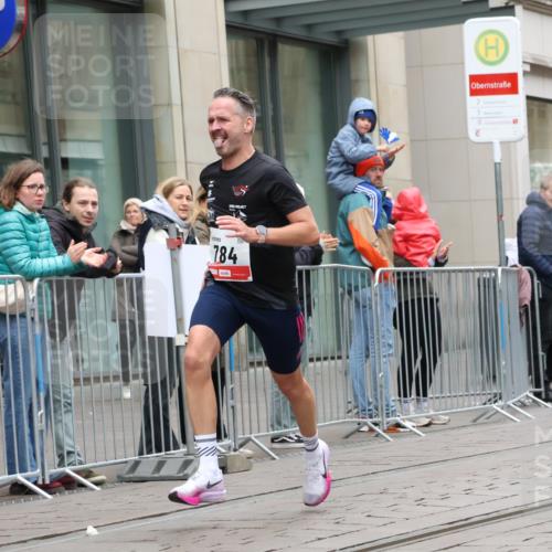 05.10.2025 - 20. swb-Marathon Bremen Strokosch-Dieckow http://msf.ph/oto/9287686 05.10.2025 12:25:08 Ziel 784, 784 meine-sportfotos.de