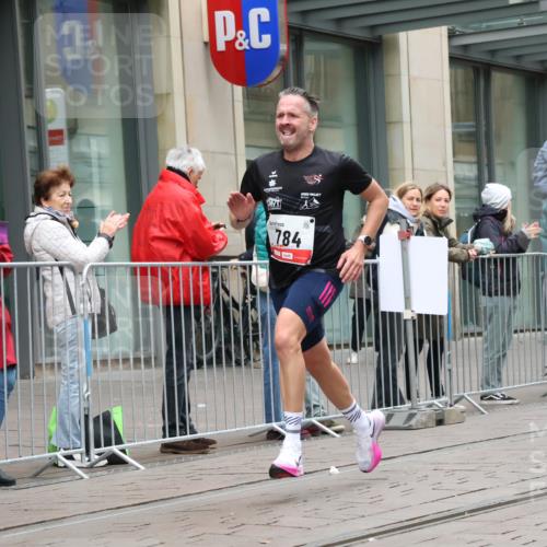 05.10.2025 - 20. swb-Marathon Bremen Strokosch-Dieckow http://msf.ph/oto/9287695 05.10.2025 12:25:08 Ziel 784, 784 meine-sportfotos.de
