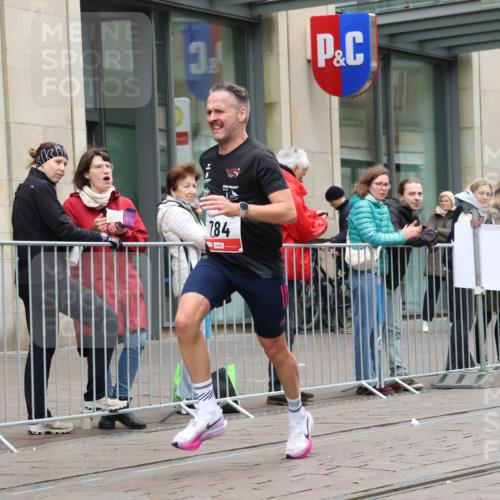 05.10.2025 - 20. swb-Marathon Bremen Strokosch-Dieckow http://msf.ph/oto/9287703 05.10.2025 12:25:08 Ziel 784, 784 meine-sportfotos.de