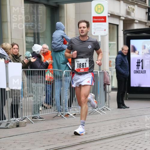 05.10.2025 - 20. swb-Marathon Bremen Strokosch-Dieckow http://msf.ph/oto/9287742 05.10.2025 12:25:35 Ziel 535, 1861, 535, 1861 meine-sportfotos.de