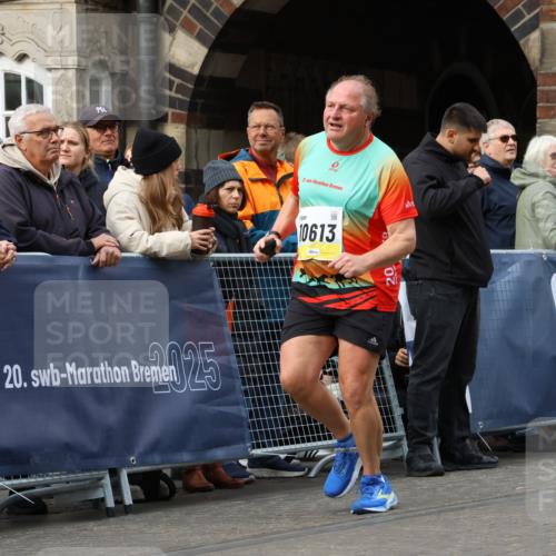 05.10.2025 - 20. swb-Marathon Bremen Strokosch-Dieckow http://msf.ph/oto/9287746 05.10.2025 11:20:20 Ziel 9688, 10613 meine-sportfotos.de