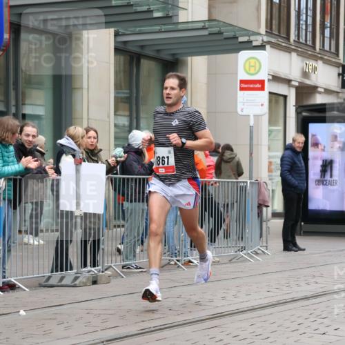 05.10.2025 - 20. swb-Marathon Bremen Strokosch-Dieckow http://msf.ph/oto/9287749 05.10.2025 12:25:35 Ziel 535, 1861, 535, 1861 meine-sportfotos.de