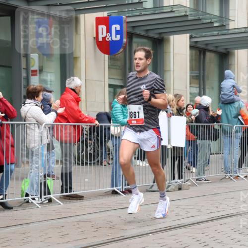 05.10.2025 - 20. swb-Marathon Bremen Strokosch-Dieckow http://msf.ph/oto/9287770 05.10.2025 12:25:35 Ziel 535, 1861, 535, 1861 meine-sportfotos.de