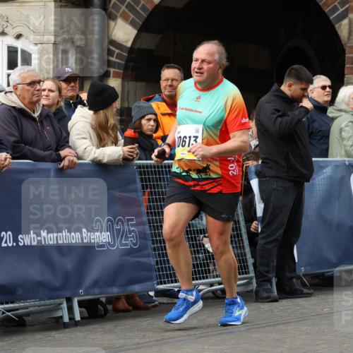 05.10.2025 - 20. swb-Marathon Bremen Strokosch-Dieckow http://msf.ph/oto/9287784 05.10.2025 11:20:20 Ziel 9688, 10613 meine-sportfotos.de