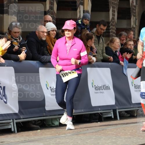 05.10.2025 - 20. swb-Marathon Bremen Strokosch-Dieckow http://msf.ph/oto/9288015 05.10.2025 11:20:46 Ziel 9405, 10012, 11643 meine-sportfotos.de