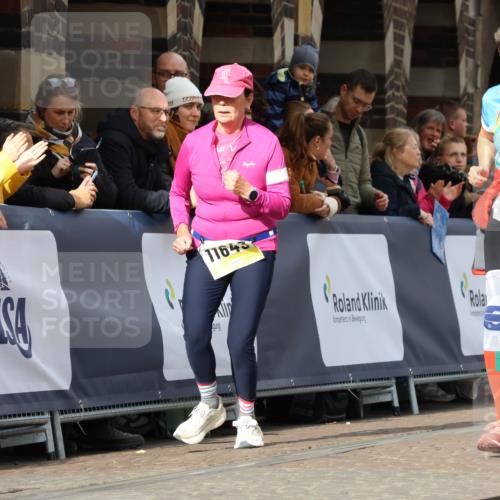 05.10.2025 - 20. swb-Marathon Bremen Strokosch-Dieckow http://msf.ph/oto/9288042 05.10.2025 11:20:46 Ziel 9405, 10012, 11643 meine-sportfotos.de