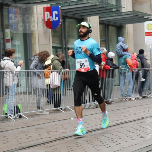05.10.2025 - 20. swb-Marathon Bremen Strokosch-Dieckow http://msf.ph/oto/9288236 05.10.2025 12:27:03 Ziel 50, 1648, 50, 1648 meine-sportfotos.de