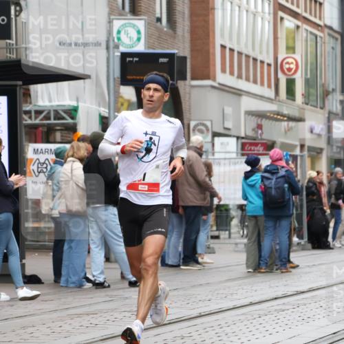 05.10.2025 - 20. swb-Marathon Bremen Strokosch-Dieckow http://msf.ph/oto/9288264 05.10.2025 12:27:30 Ziel 1, 1620, 1, 1620 meine-sportfotos.de