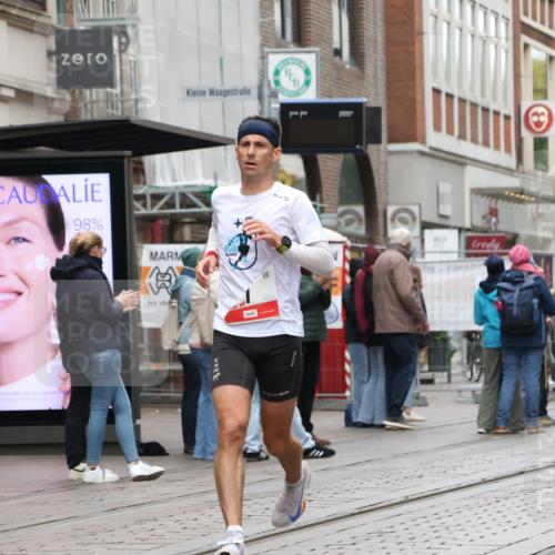 05.10.2025 - 20. swb-Marathon Bremen Strokosch-Dieckow http://msf.ph/oto/9288273 05.10.2025 12:27:30 Ziel 1, 1620, 1, 1620 meine-sportfotos.de
