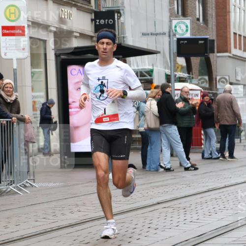 05.10.2025 - 20. swb-Marathon Bremen Strokosch-Dieckow http://msf.ph/oto/9288284 05.10.2025 12:27:31 Ziel 1, 1620, 1, 1620 meine-sportfotos.de