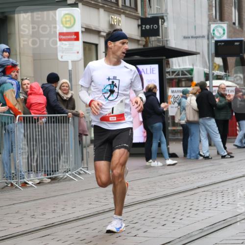 05.10.2025 - 20. swb-Marathon Bremen Strokosch-Dieckow http://msf.ph/oto/9288291 05.10.2025 12:27:31 Ziel 1, 1620, 1, 1620 meine-sportfotos.de