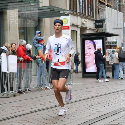 05.10.2025 - 20. swb-Marathon Bremen Strokosch-Dieckow http://msf.ph/oto/9288300 05.10.2025 12:27:32 Ziel 1, 1620, 1, 1620 meine-sportfotos.de