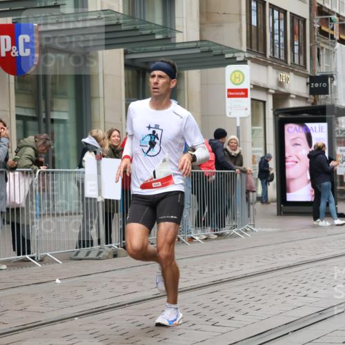 05.10.2025 - 20. swb-Marathon Bremen Strokosch-Dieckow http://msf.ph/oto/9288307 05.10.2025 12:27:32 Ziel 1, 1620, 1, 1620 meine-sportfotos.de