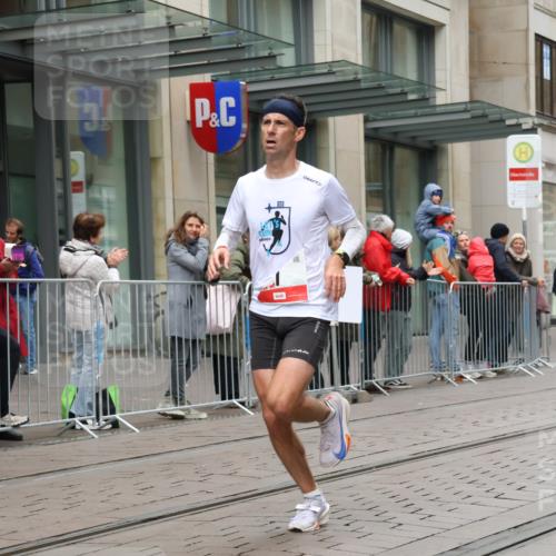 05.10.2025 - 20. swb-Marathon Bremen Strokosch-Dieckow http://msf.ph/oto/9288319 05.10.2025 12:27:32 Ziel 1, 1620, 1, 1620 meine-sportfotos.de