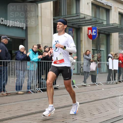 05.10.2025 - 20. swb-Marathon Bremen Strokosch-Dieckow http://msf.ph/oto/9288325 05.10.2025 12:27:33 Ziel 1, 1620, 1, 1620 meine-sportfotos.de